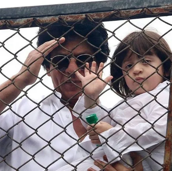 AbRam ikut Shahrukh menyapa fans ©instagram/husany1499