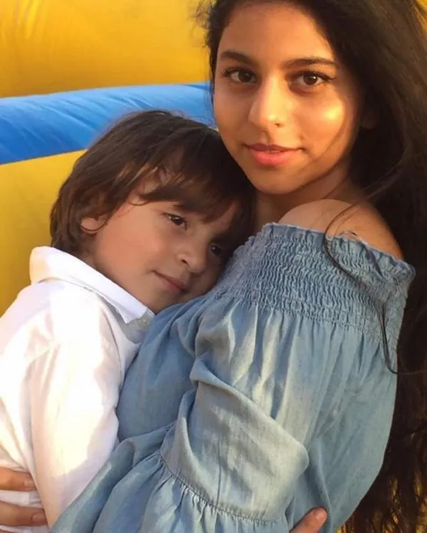 AbRam manja dalam pelukan Suhana ©instagram/gaurikhan