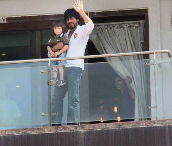 Lucunya AbRam saat menemani SRK menemui fans © Indianexpress.com