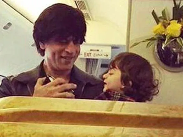 Begini gaya SRK kalau sedang bercanda dengan AbRam © Filmibeat.com