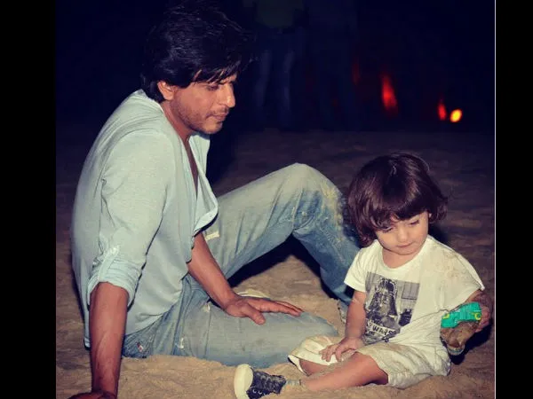 SRK membatasi unggahan foto AbRam di akun medsosnya © Filmibeat.com