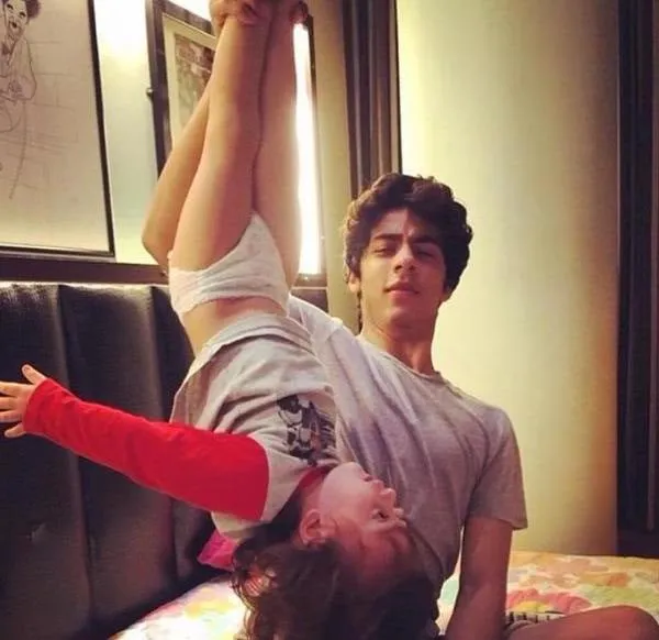 Aryan jungkir balik AbRam. ©twitter/iamsrk