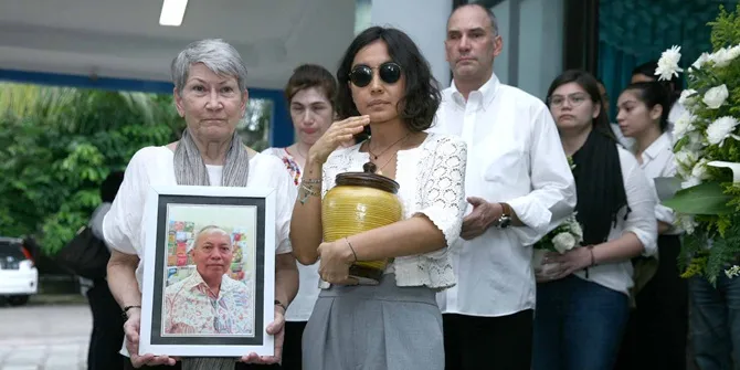 Keluarga membawa guci berisi abu kremasi. © KapanLagi.com/Bayu Herdianto