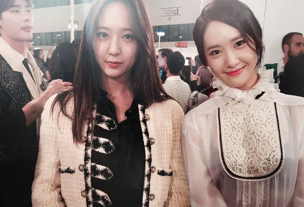 Yoona dan Krystal berfoto bersama dalam acara Chanel kemarin, 4 Mei 2015. ©twitter/princessmango.