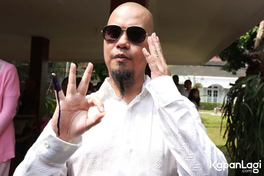 Dhani saat nyoblos di Pilkada DKI Jakarta putaran ke-2. © KapanLagi.com/Budy Santoso