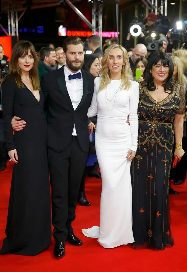 Sam Taylor-Johnson (baju putih) bersama Dakota Johnson, Jamie Dornan dan E.L. James di premier FIFTY SHADES/©mirror.co.uk