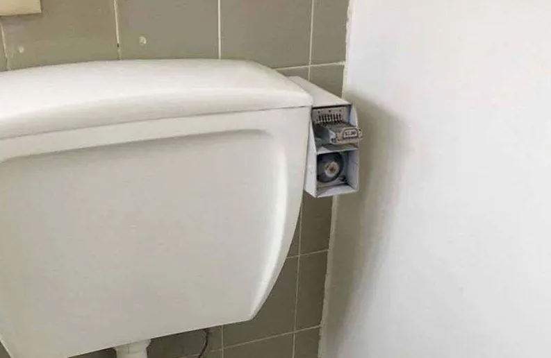Seorang pemilik apartemen mengharuskan penyewa memasukkan koin setiap akan menyiram toilet © metro.co.uk