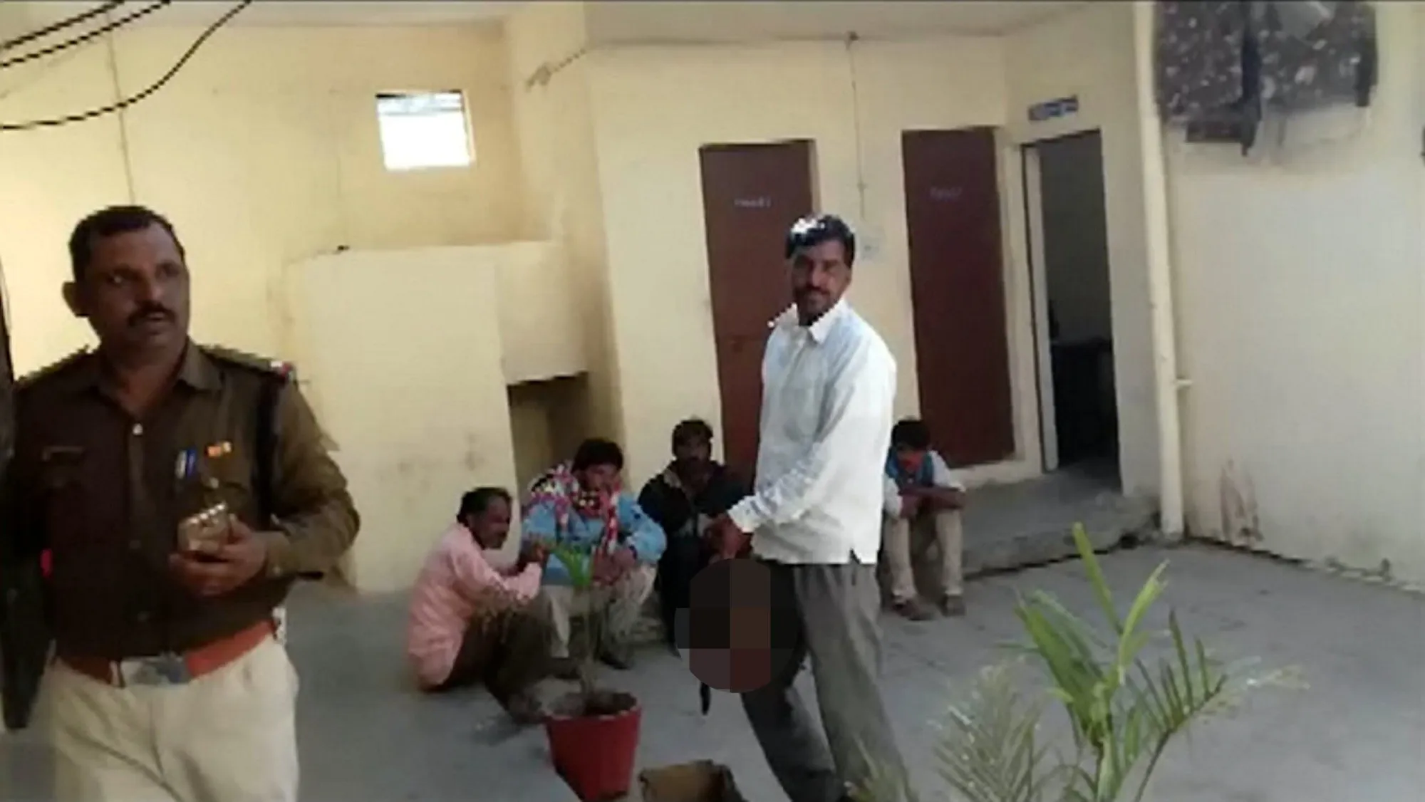 Pria ini penggal kepala istrinya lalu menentengnya ke kantor polisi © metro.co.uk