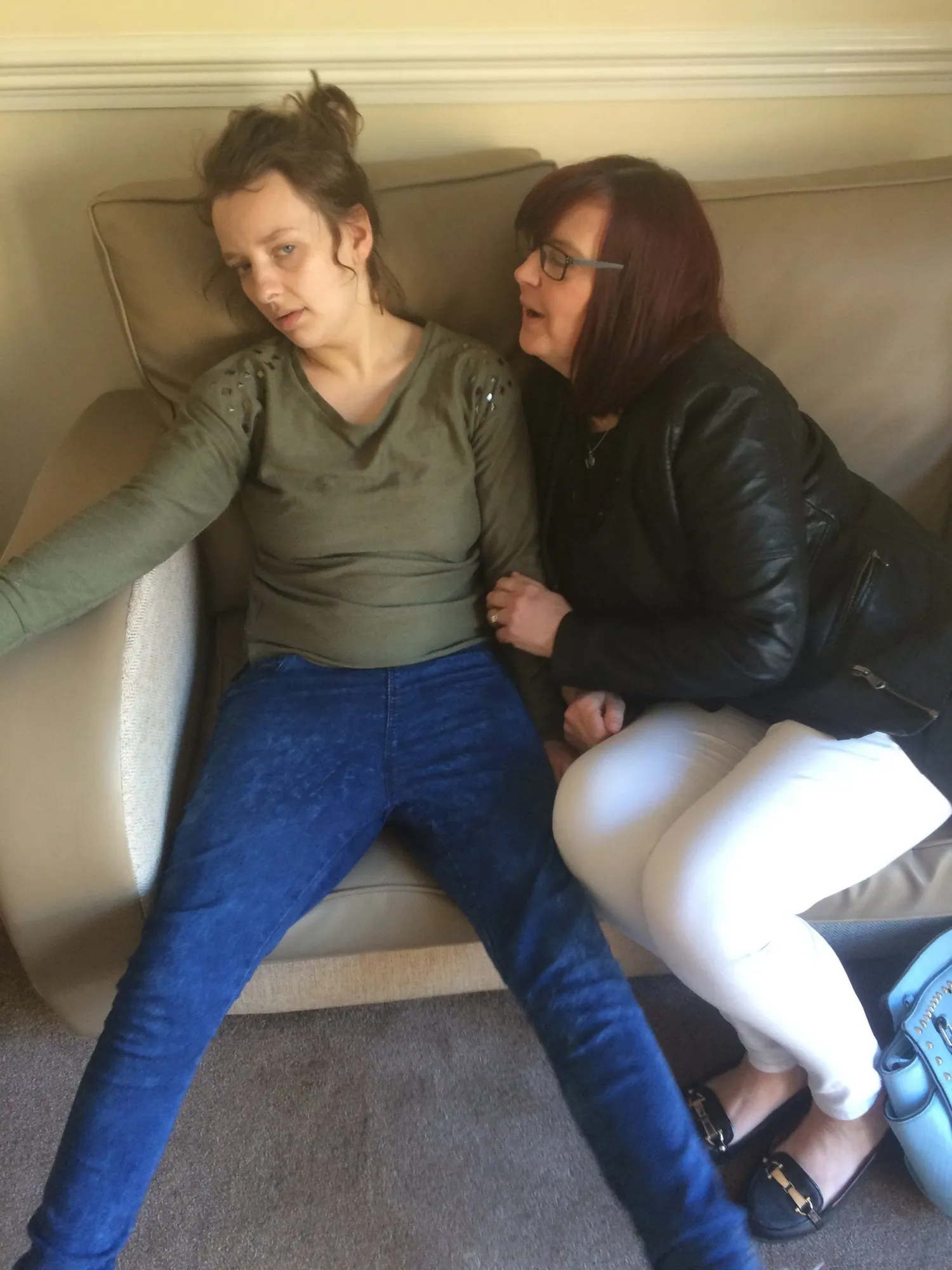 Becky Aspinall, wanita yang mengalami penyakit Huntington atau kerusakan sel syaraf yang menyebabkannya lumpuh seperti mayat hidup © metro.co.uk