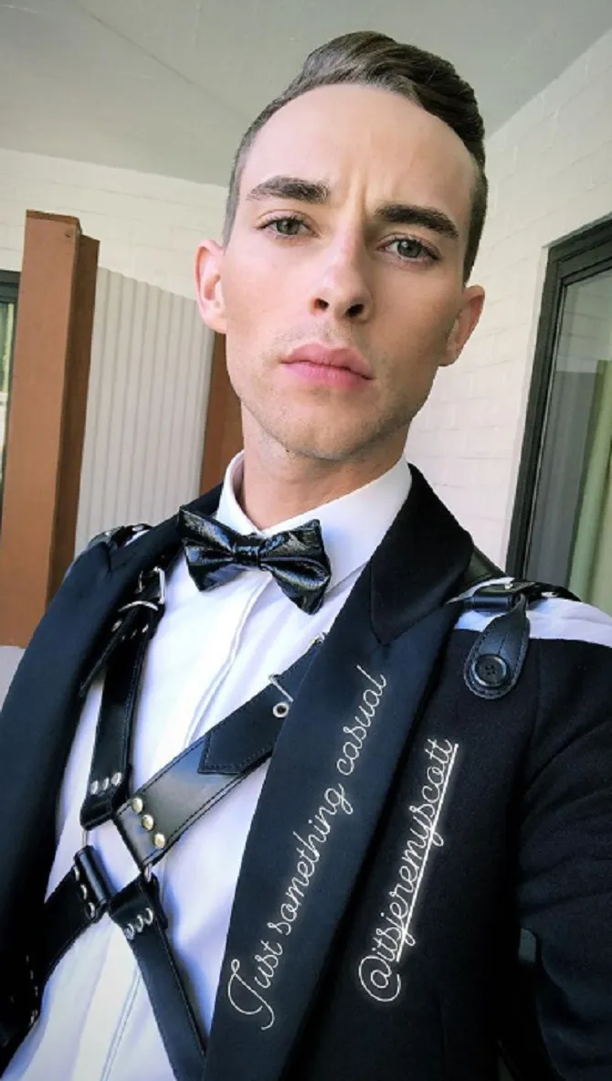 Penampilan Adam Rippon saat menghadiri OSCAR 2018 (Credit : instagram.com/adaripp)