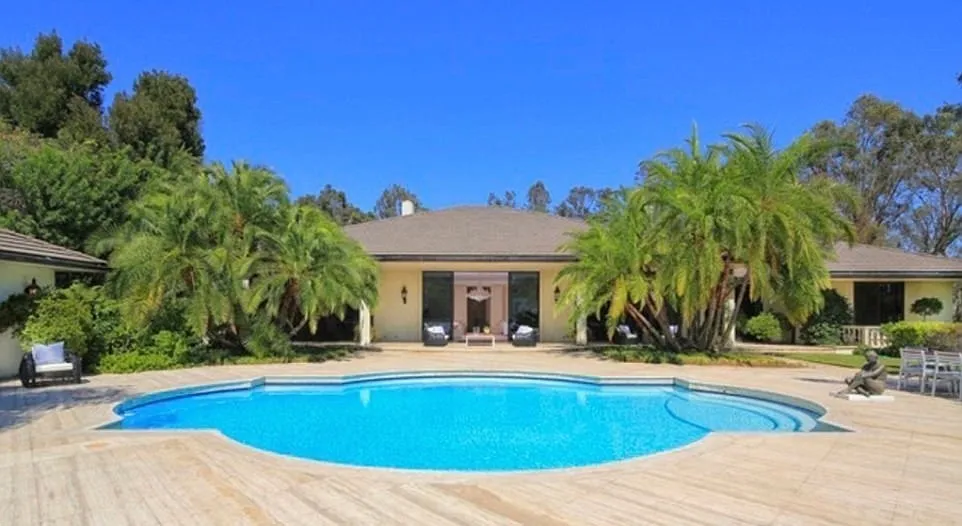 Rumah Adam dan Behati yang dijual. Credit: dailymail.co.uk