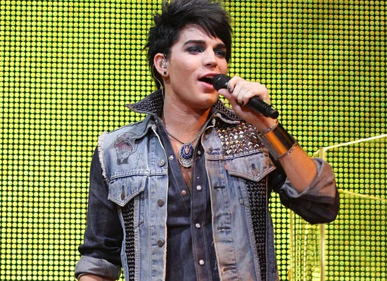 Adam Lambert dalam salah satu aksi panggungnya @socialitelife.com