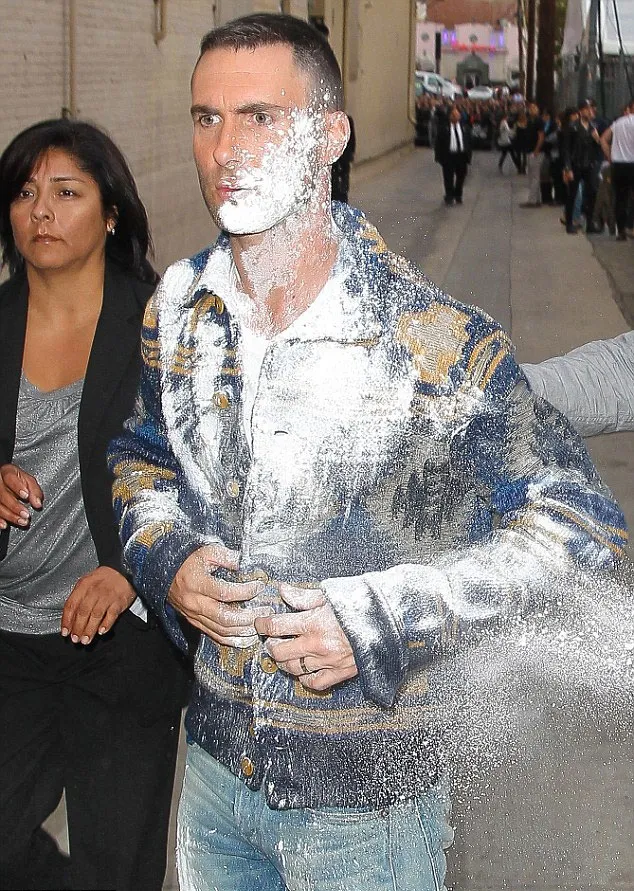 Adam Levine dilempar gula halus © GSI