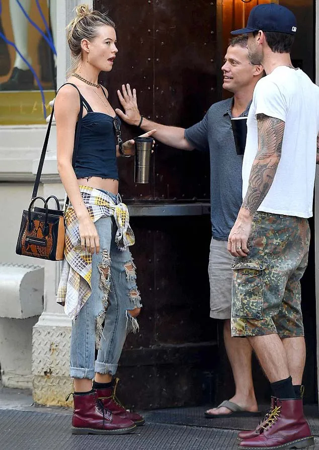 Adam dan Behati pilih kompak dalam memilih sepatu @ dailymail.co.uk