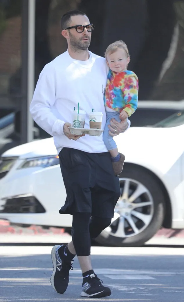 Adam gagah dan ganteng saat gendong bayinya © dailymail.co.uk