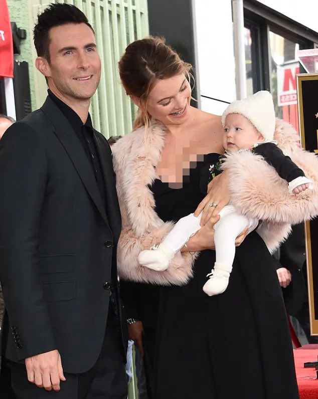 Baby Dusty cantik banget! @ FameFlynet/dailymail.co.uk