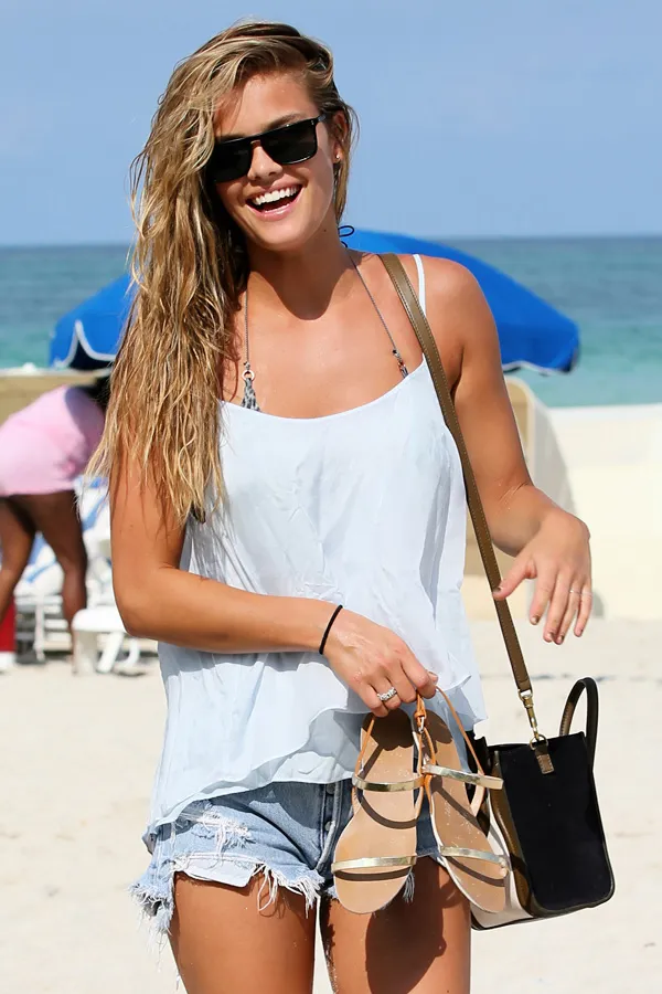 Nina Agdal di pantai Miami @ splashnews.com