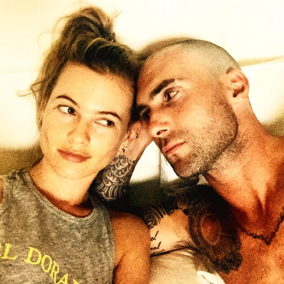 Tak hanya pamer kemesraan, Adam juga tampilkan kepala gundulnya! @ instagram.com/adamlevine