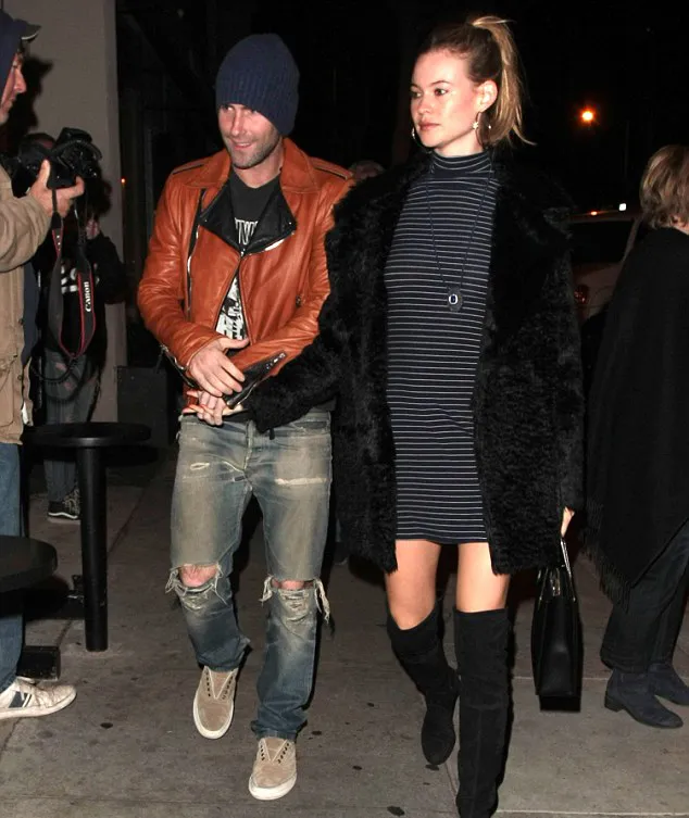 Adam gandeng mesra Behati © dailymail.co.uk