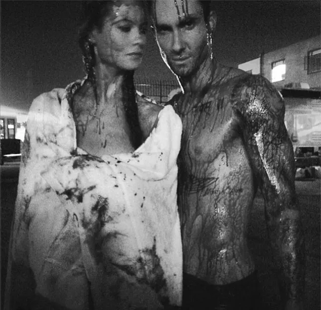 Adam Levine dan Behati Prinsloo @ dailymail.co.uk