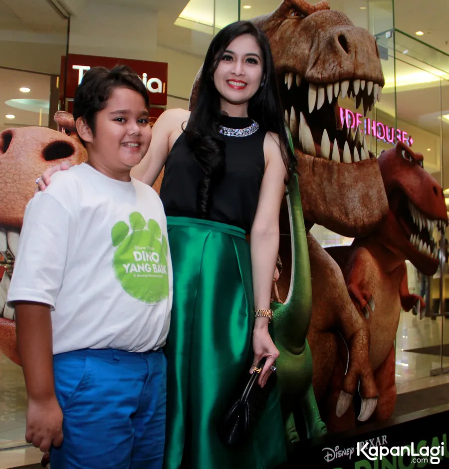 Sandra dan Adam Farrel di permutaran THE GOOD DINOSAUR/©KapanLagi.com®/M. Akrom Sukarya