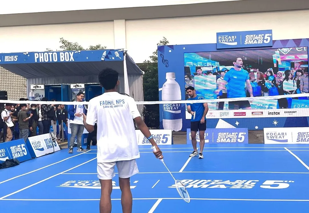 Badminton Fun Match Reza Rahadian vs Siswa SMA