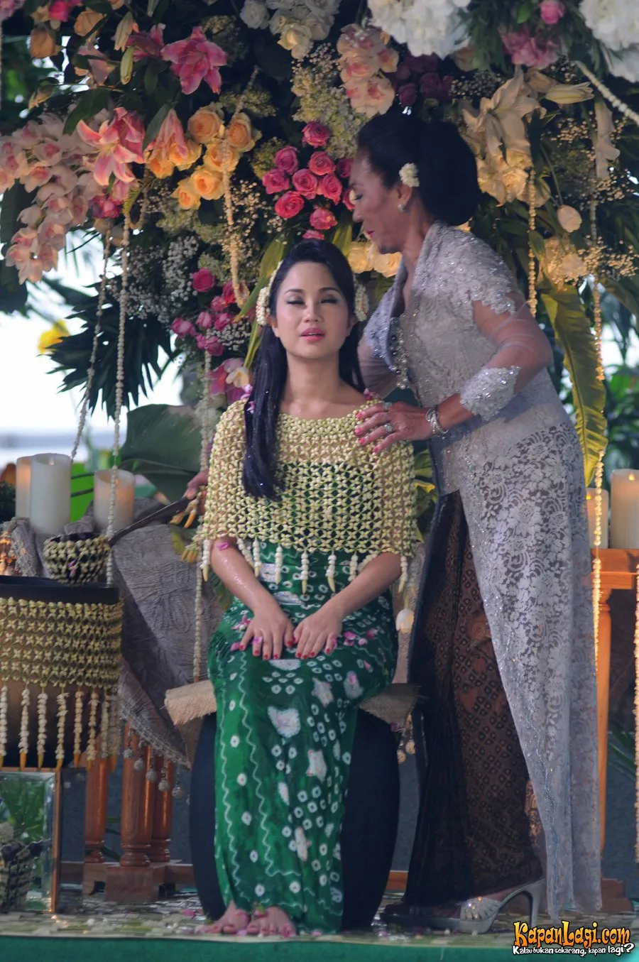 Chacha Frederica menikah dengan nuansa adat Jawa yang kental. ©KapanLagi.com®/Bayu Herdianto