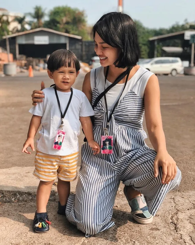 Andien ajak anaknya, Kawa dalam kegiatan manggung di WE THE FEST (WTF) 2018 © instagram.com/andienaisyah