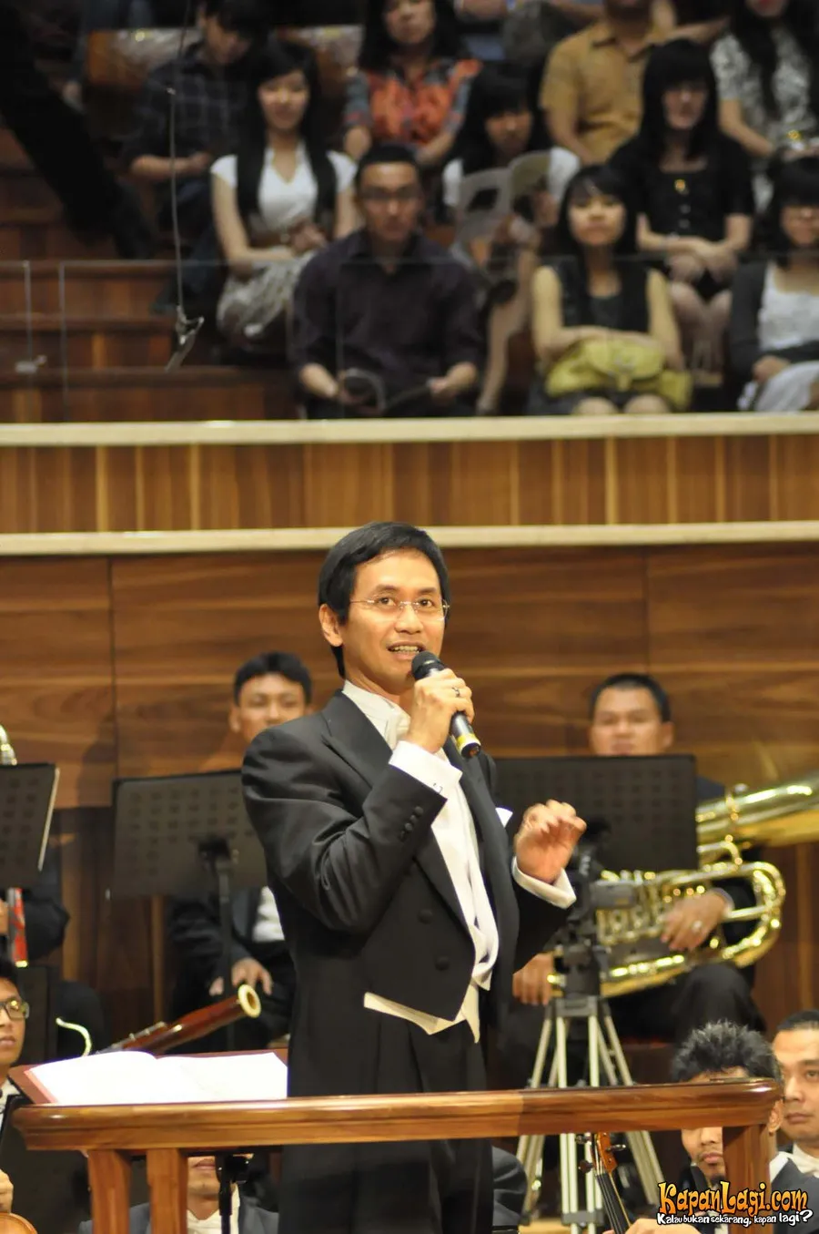 Addie MS dalam salah satu konser @KapanLagi.com®