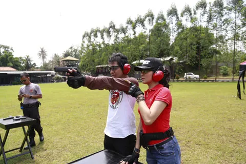 Ade Govinda dan Deasy tengah berlatih menembak foto: Sahal Fadhli