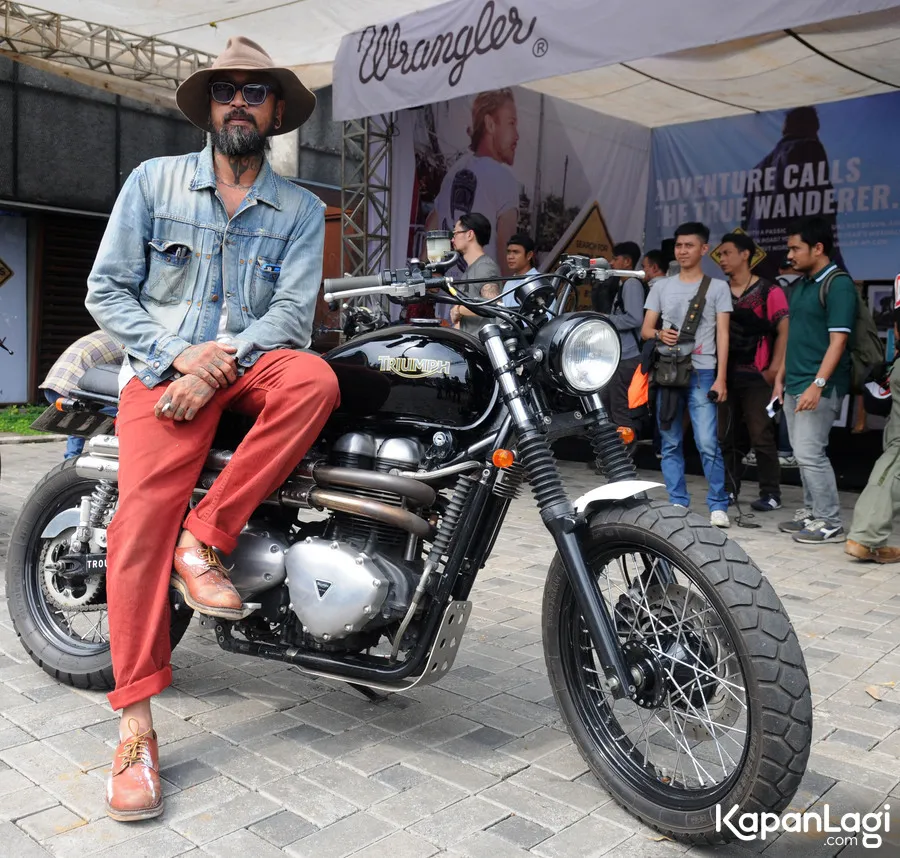 Ade sering dibantu teman untuk perawatan motor © KapanLagi.com®/Bayu Herdianto