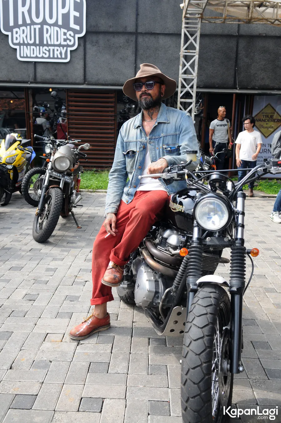 Ade bisa melepas penat dengan motor © KapanLagi.com®/Bayu Herdianto