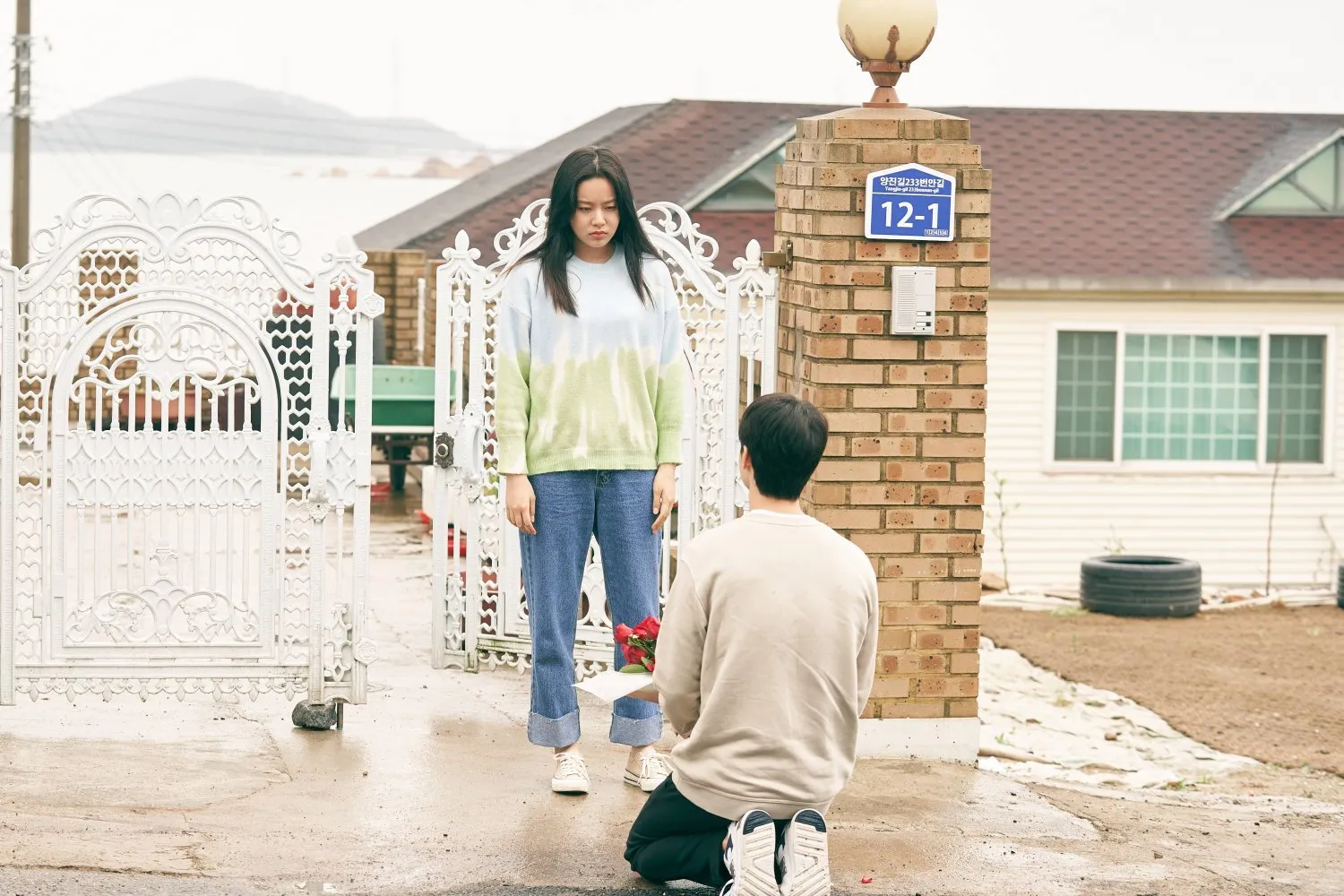 Adegan Doha memberikan buket bunga ke Tae In © 12journey via hancinema