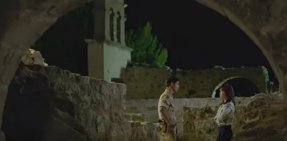 Adegan Song Joong Ki bertanya 'Haruskah aku menyatakan perasaan atau minta maaf?' ©dramabeans.com