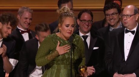 Adele menangis menerima piala Album of The Year Grammy ©twitter/enews