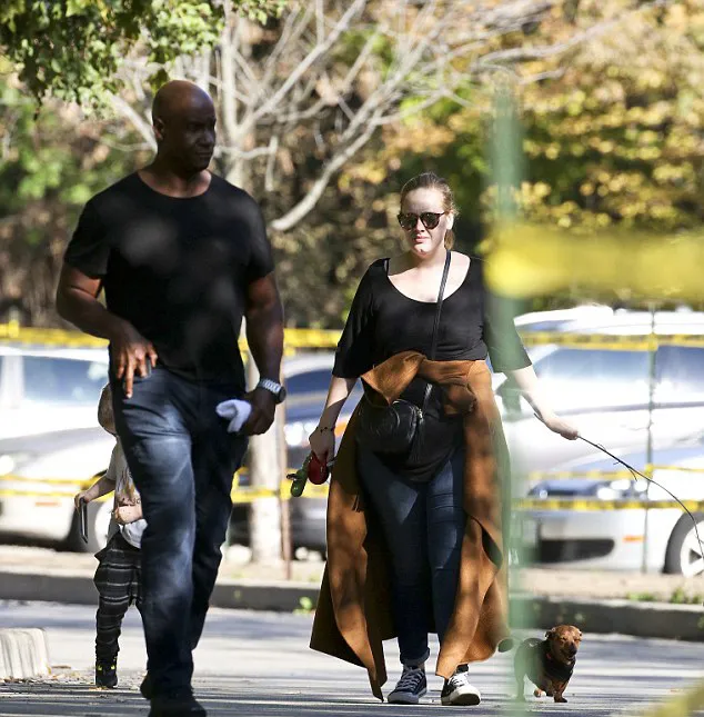 Adele saat berkeliling taman dan kebun binatang © dailymail.co.uk