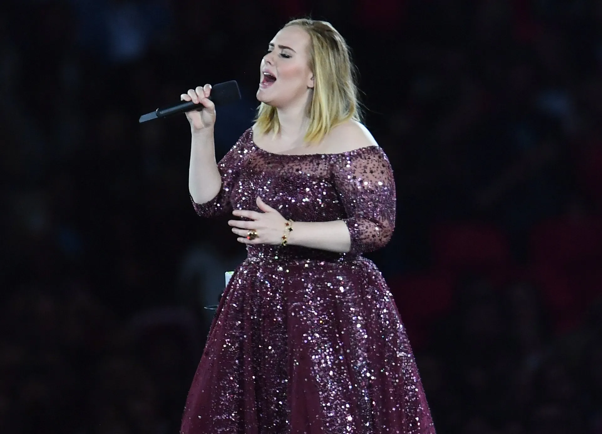 Penampilan Adele dalam tur terakhirnya di Wembley, London © PopSugar