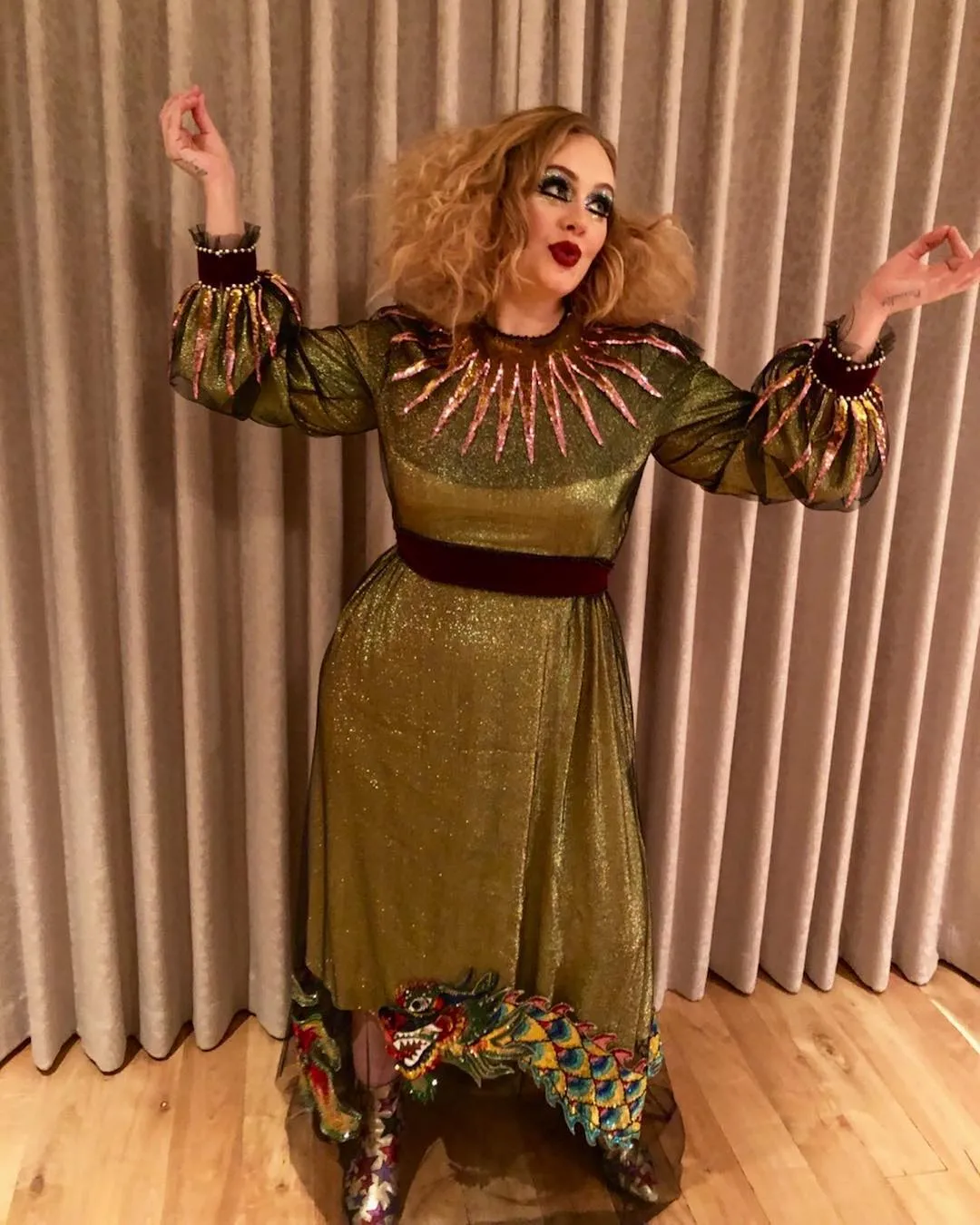 Adele jadi badut cantik dan glamor © instagram.com/adele