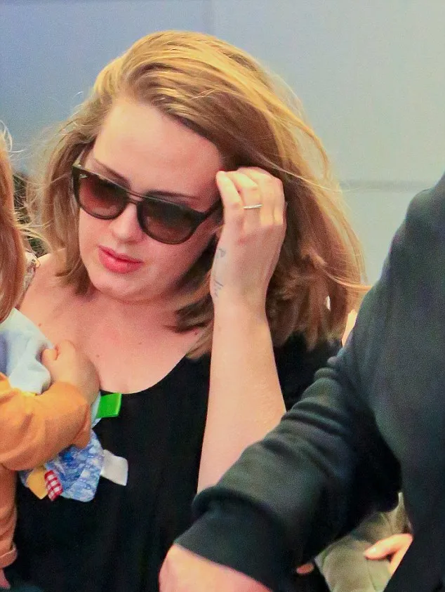 Adele dan cincinnya @ dailymail.co.uk