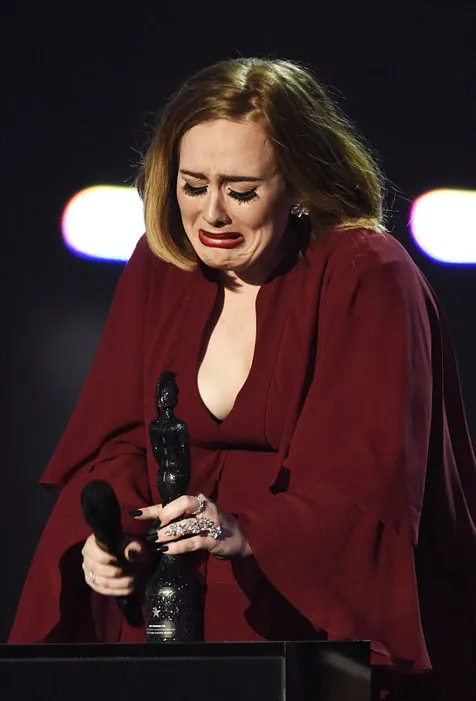 Adele dibuat menangis seorang angkasawan di BRIT Awards 2016 © Dave J. Hogan