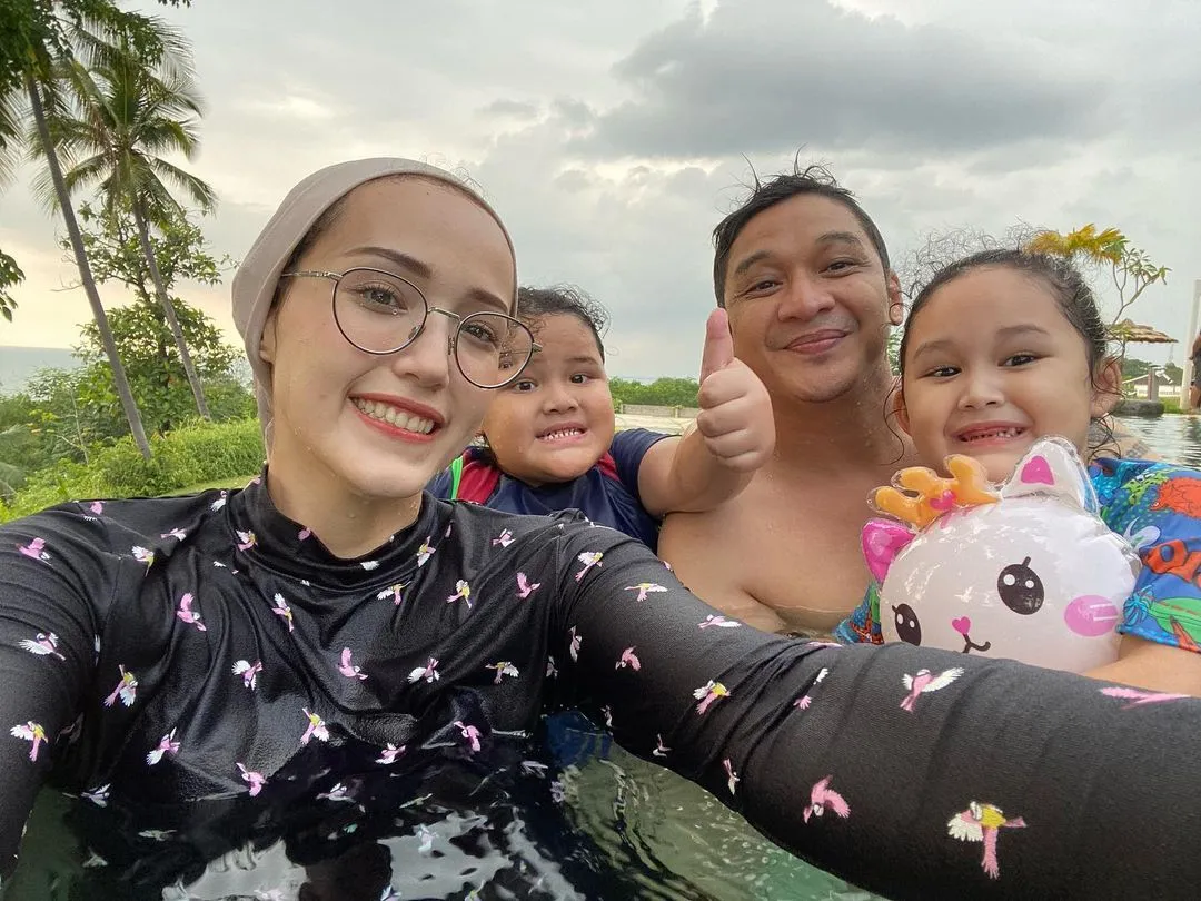 (credit: instagram.com/adeliapasha)