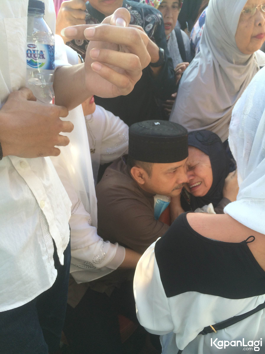 Adi tak kuasa tahan tangis saat memakamkan sang mama/©KapanLagi.com®/Mathias Purwanto