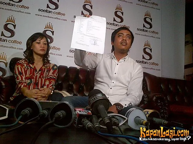 Devi Desiani  dan Pengacaranya usai melaporkan Adi Bing Slamet
