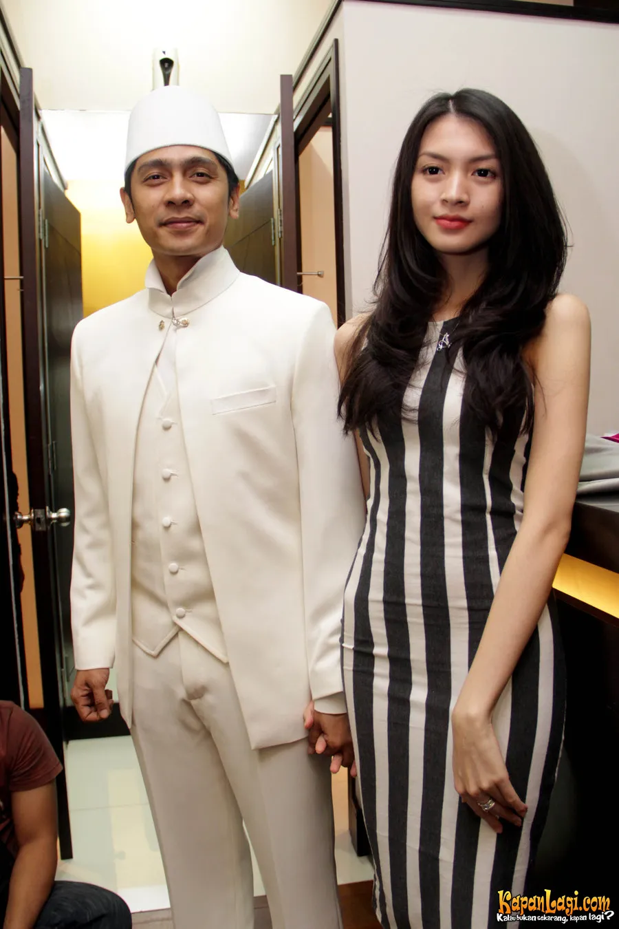 Adi Nugroho dan Donita melakukan fitting baju pengantin. ©Acat