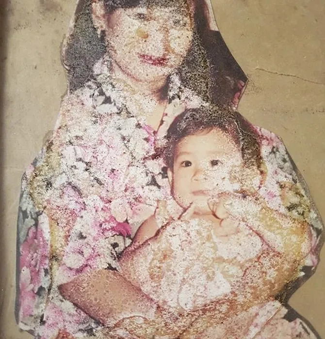 Foto masa kecil Adiezty dan ibunya. (Credit: Instagram/adieztyfersa)