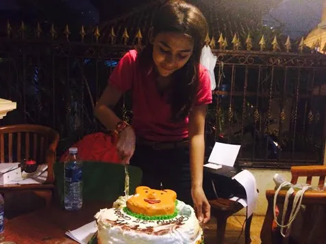 Adinda Thomas dapatkan kejutan ulang tahun di lokasi syuting ©KapanLagi.com/Abbas Aditya