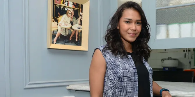 Dengan memakai kain tradisional, Adinia juga turut mempromosikan kebudayaan bangsa. © KapanLagi.com/Muhammad Akrom Sukarya