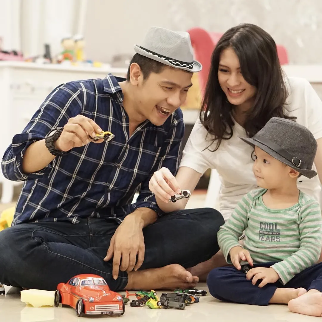 Adi main bareng istri dan anak © instagram.com/adinugroho_st