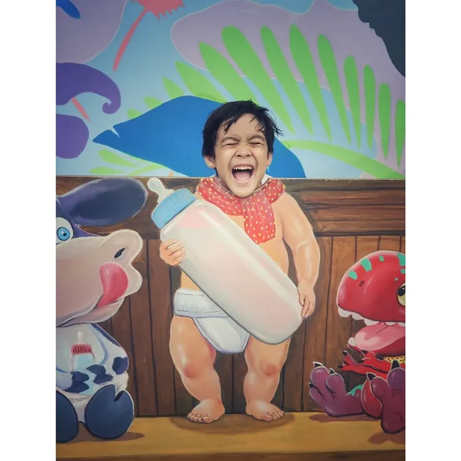 Adhiyat berpose layaknya bayi (credit: instagram.com/adhiyat7)