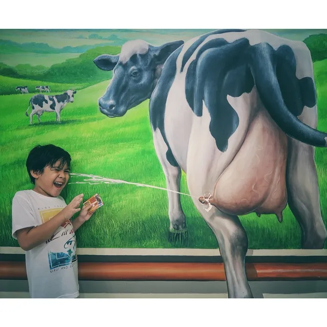 Lucunya Adhiyat ketika terkena susu sapi (credit: instagram.com/adhiyat7)